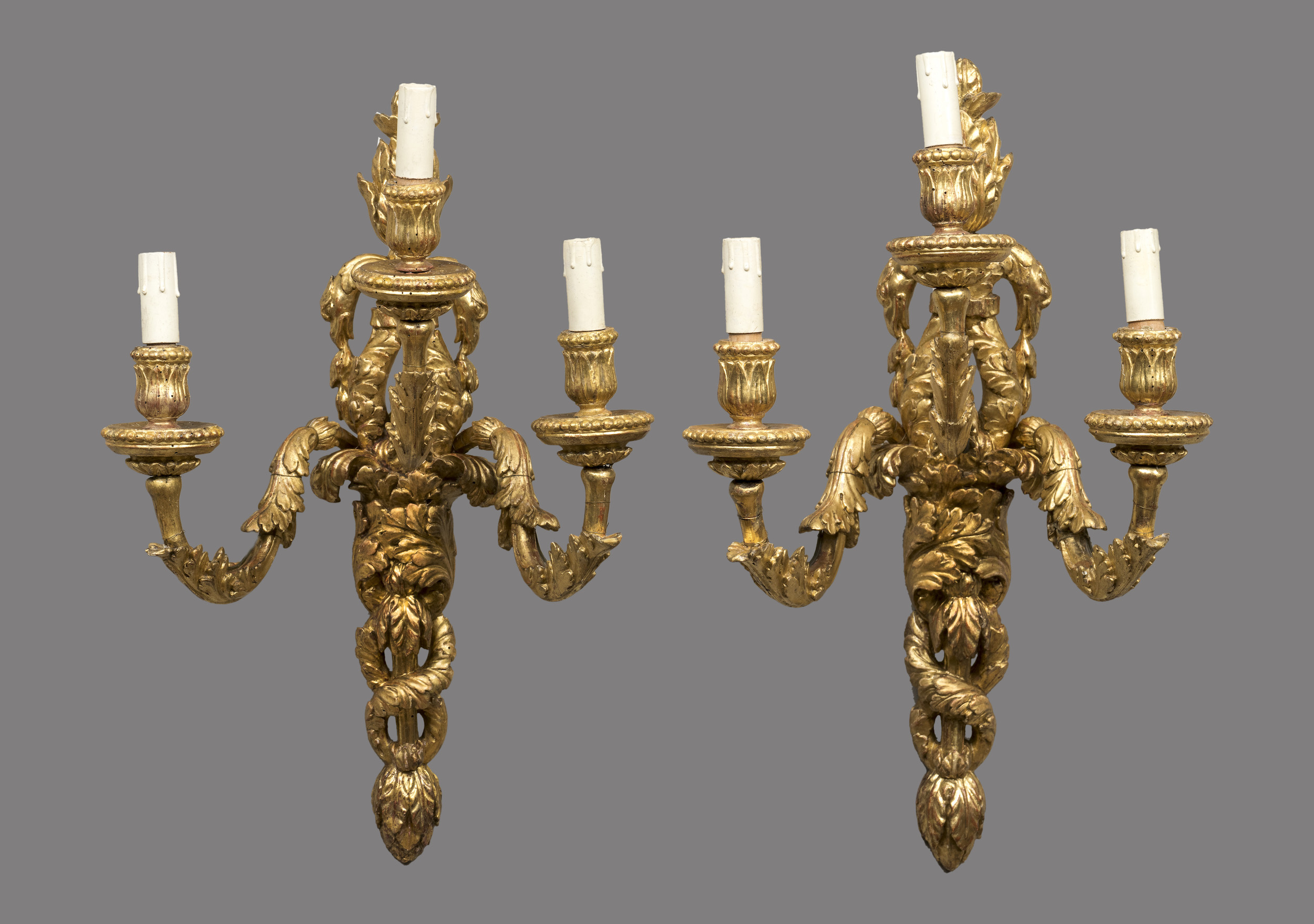 A pair of appliques in gilded wood
